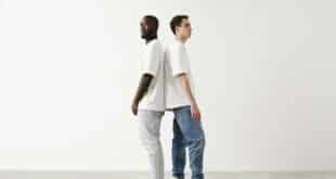 Haut uni pourquoi est-il un incontournable du dressing masculin casual
